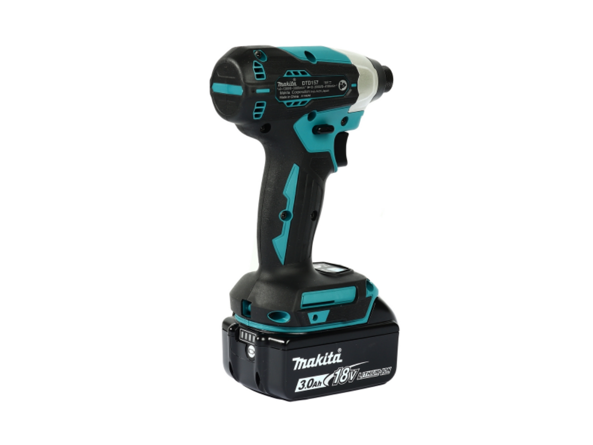 MAKITA (มากีต้า) สว่านกระแทกไร้สาย 18V รุ่น DTD157RFJ แรงบิดสูงสุด 140 นิวตันเมตร มอเตอร์ไร้แปรงถ่าน สามารถทำงานในพื้นที่แคบได้ (พร้อมแบตเตอรี่ 3.0A และ แท่นชาร์จ)
