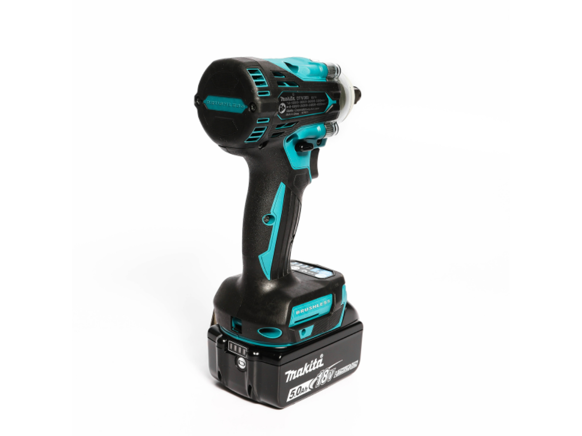 MAKITA เครื่องขันบล๊อกไร้สาย 18 โวลต์ 1/2 นิ้ว รุ่น DTW300RTJ แรงบิดสูงสุด 330 นิวตันเมตร 