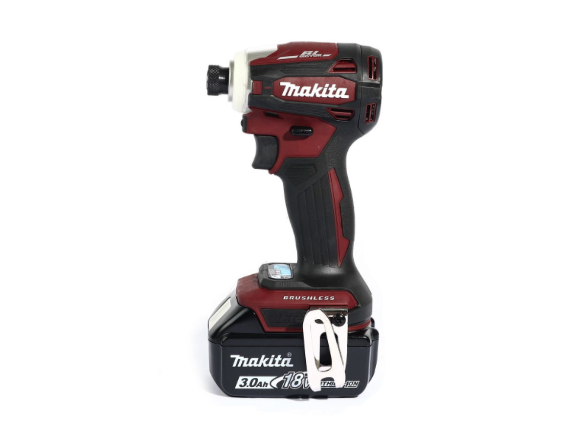 MAKITA สว่านไขควงกระแทกไร้สาย สีแดง 18 โวลต์ 1/4 นิ้ว รุ่น DTD172RFAR แรงบิดสูงสุด 180 นิวตันเมตร มอเตอร์แบบไร้แปรงถ่าน รวมแบตเตอรี่และแท่นชาร์จ