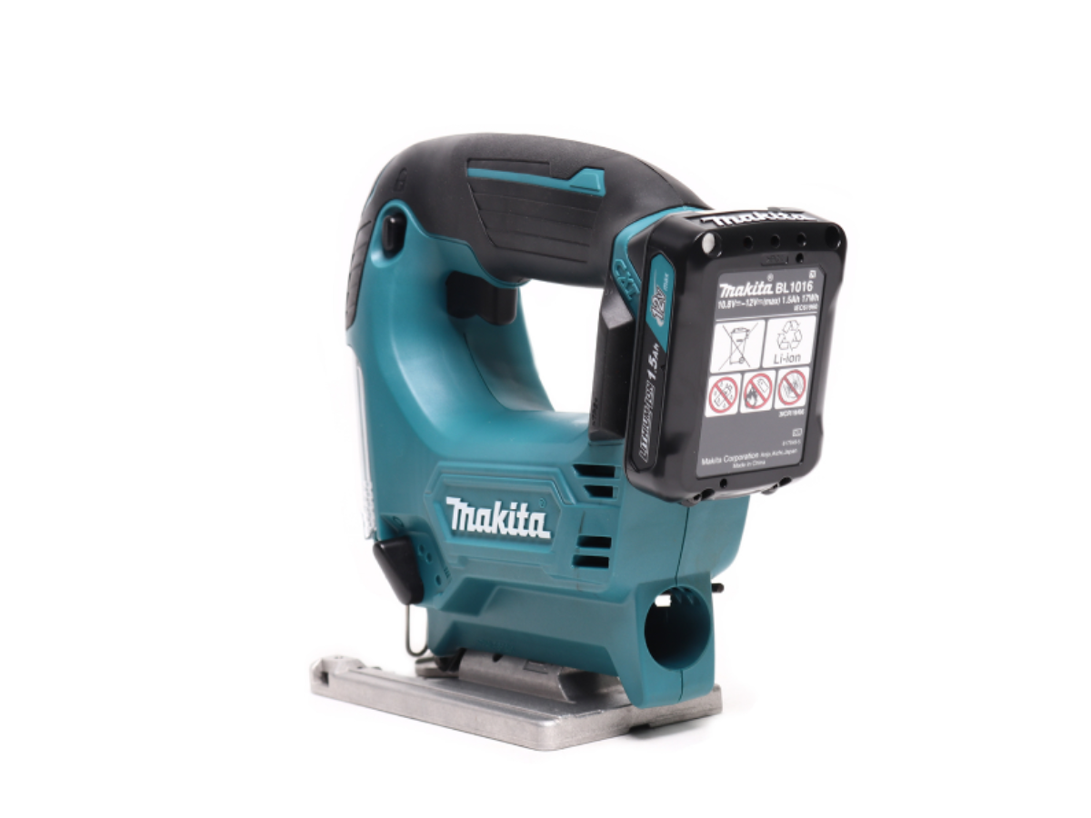 MAKITA เลื่อยจิกซอไร้สาย 12 โวลต์ รุ่น JV101DWYE ความยาวช่วงชัก 18 มม. (11/16 นิ้ว) รวมแบตเตอรี่และแท่นชาร์จ