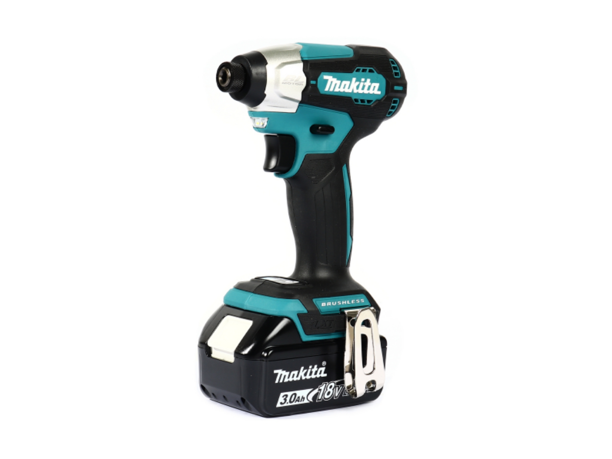 MAKITA (มากีต้า) สว่านกระแทกไร้สาย 18V รุ่น DTD157RFJ แรงบิดสูงสุด 140 นิวตันเมตร มอเตอร์ไร้แปรงถ่าน สามารถทำงานในพื้นที่แคบได้ (พร้อมแบตเตอรี่ 3.0A และ แท่นชาร์จ)